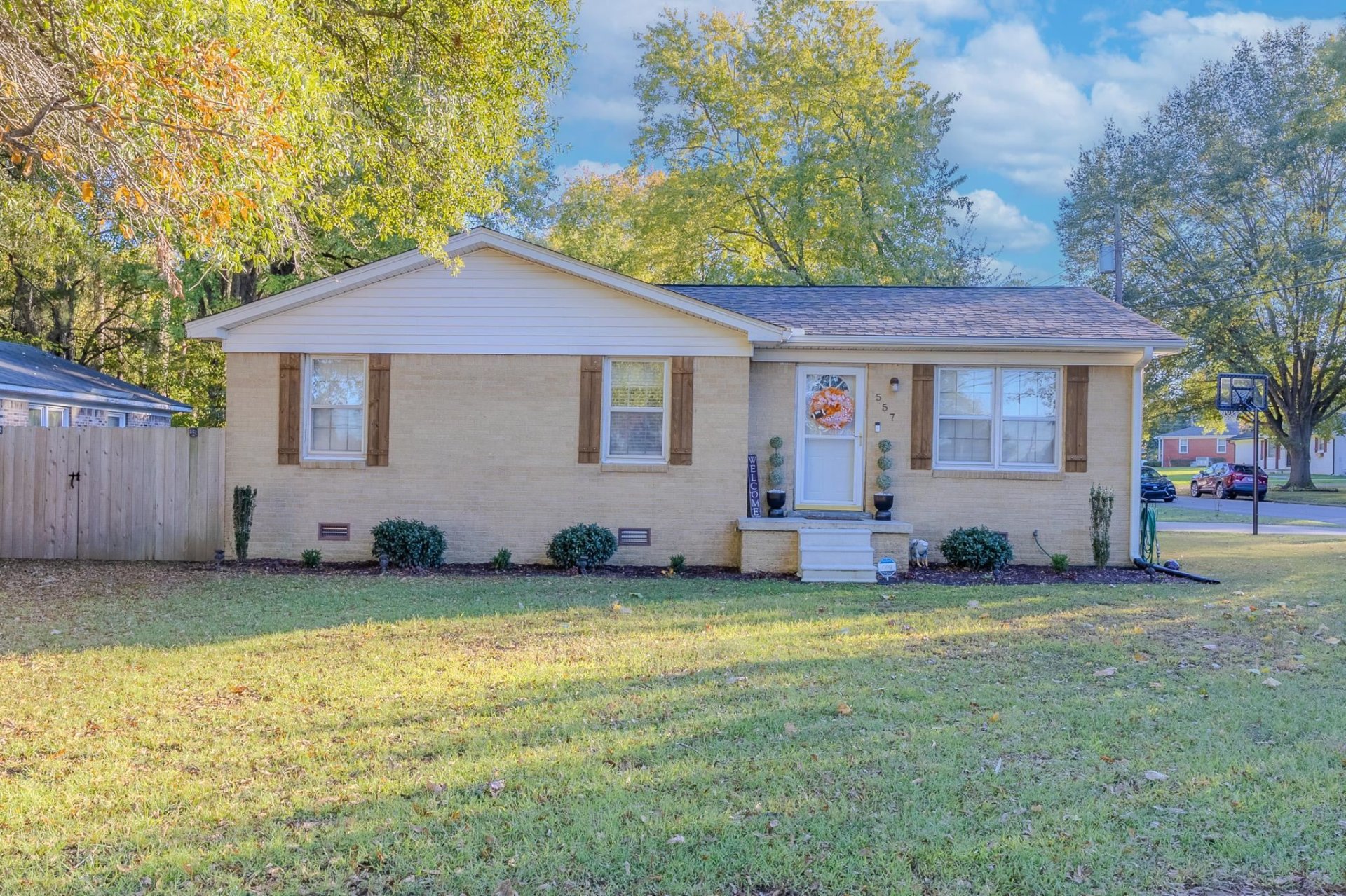 557 CIRCLE DR