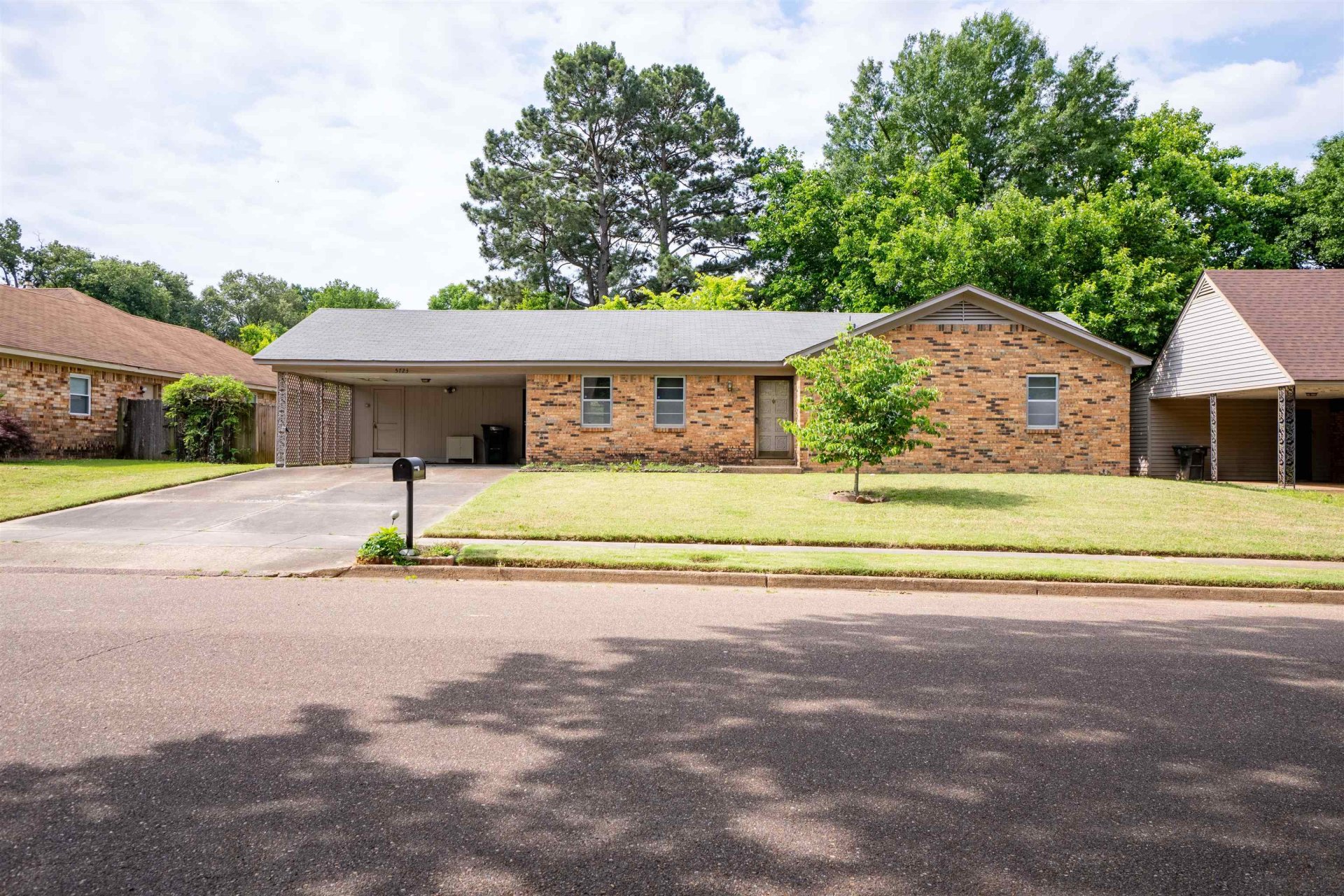 5723 BARTLETT WOODS DR