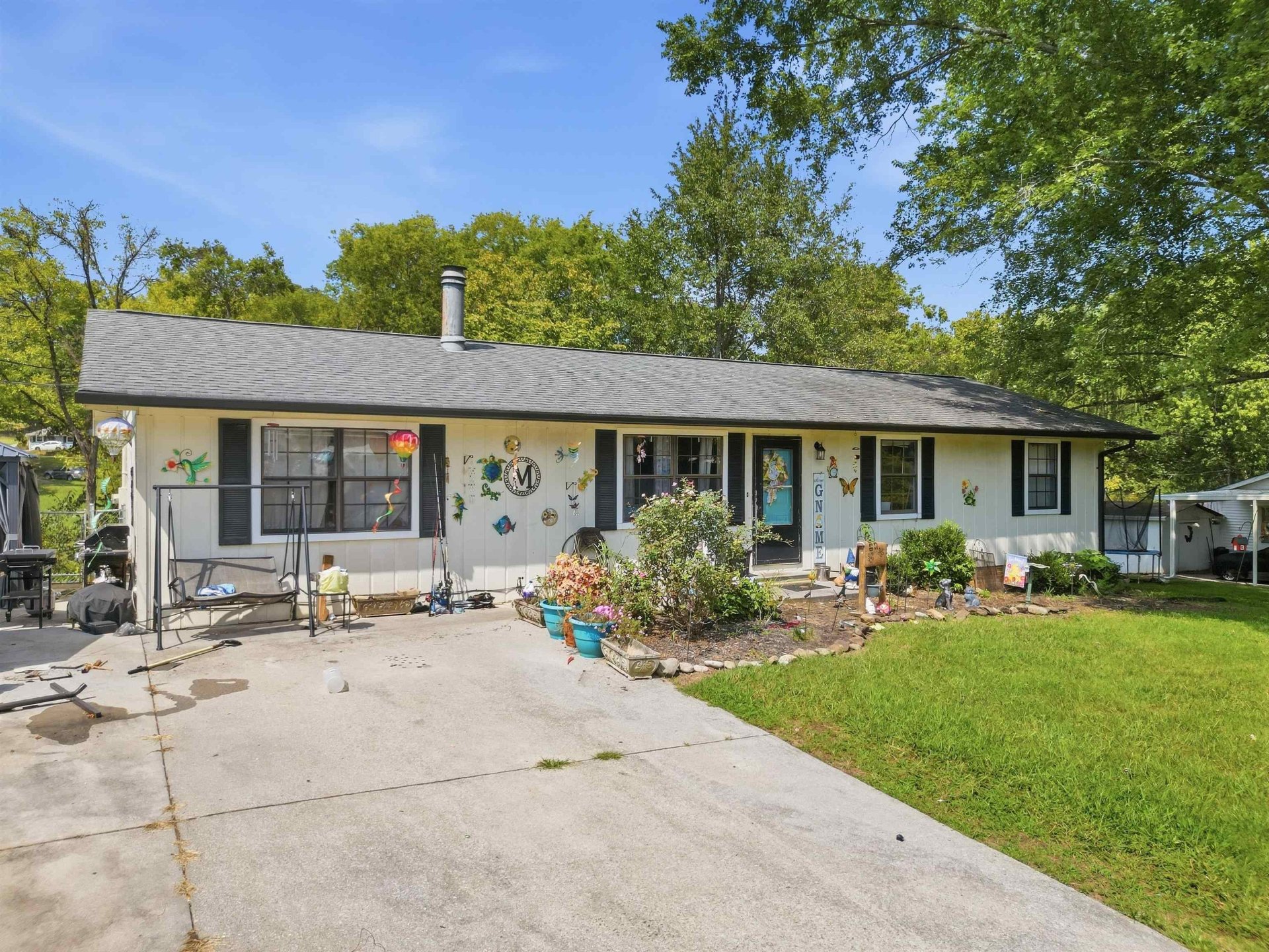 924 MICHELLE DR