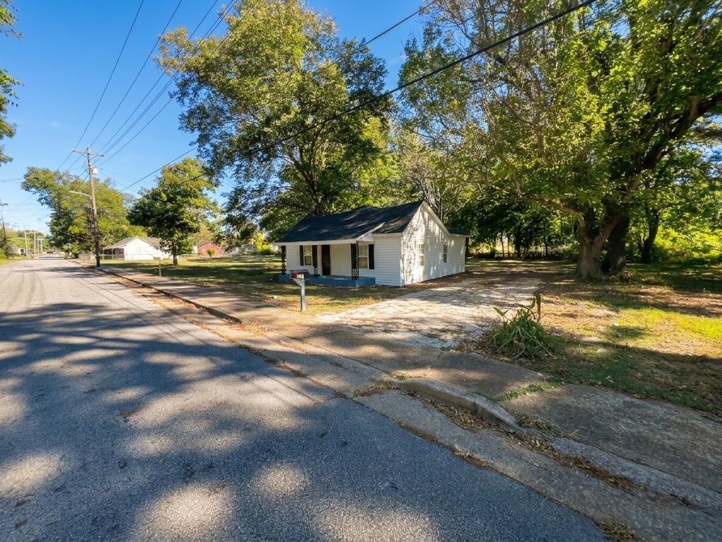 930 N MONROE AVE